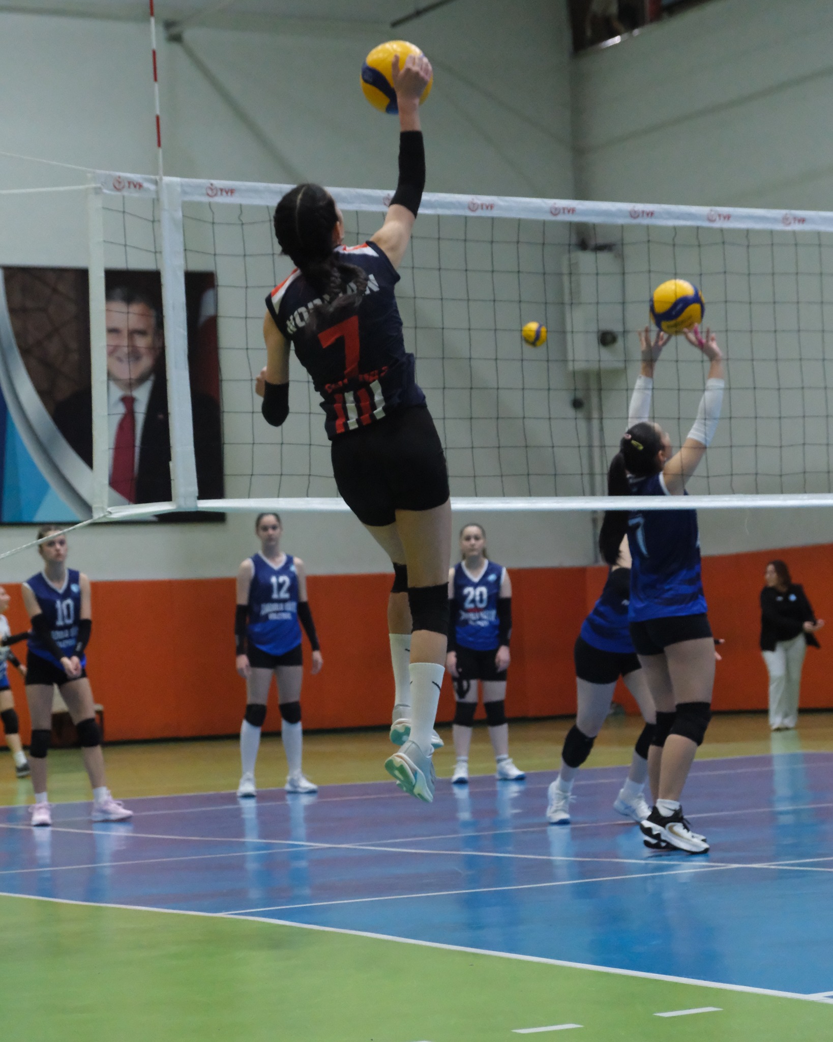 Norman formalı voleybolcu hücum vuruşuna hazırlanıyor.